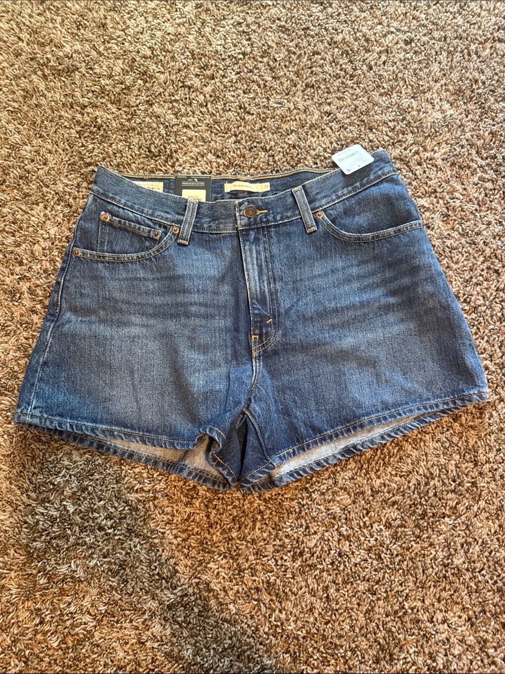 NWT! Levi’s 80s mom short